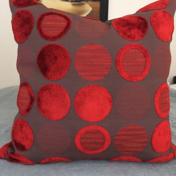 💥SOLD!💥   Burgundy Chenille Circles Pillow - Picture 4 of 5